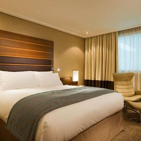 Hotel Sofitel London Heathrow Hillingdon Esterno foto A room at the hotel