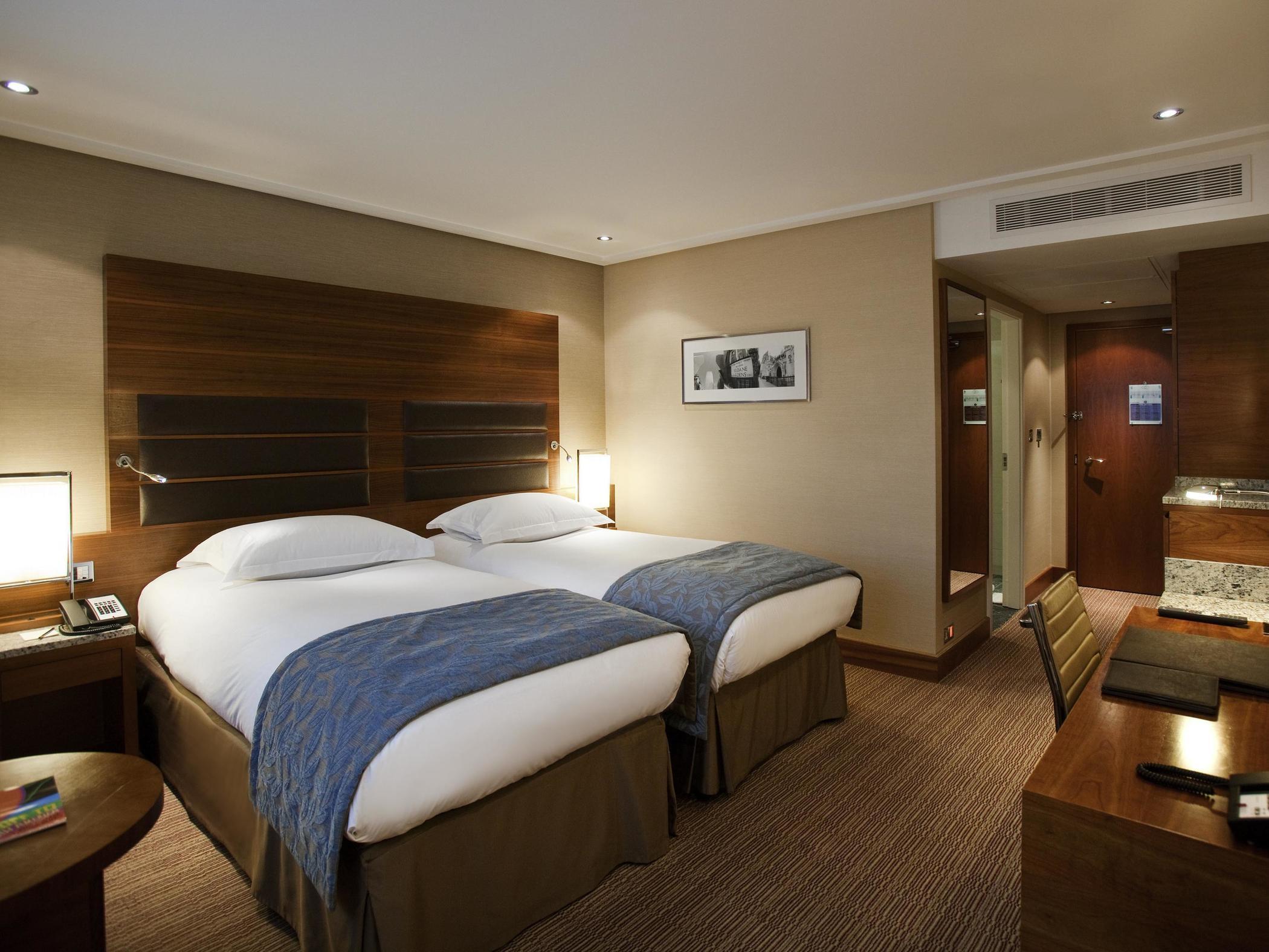 Hotel Sofitel London Heathrow Hillingdon Esterno foto A room at the hotel