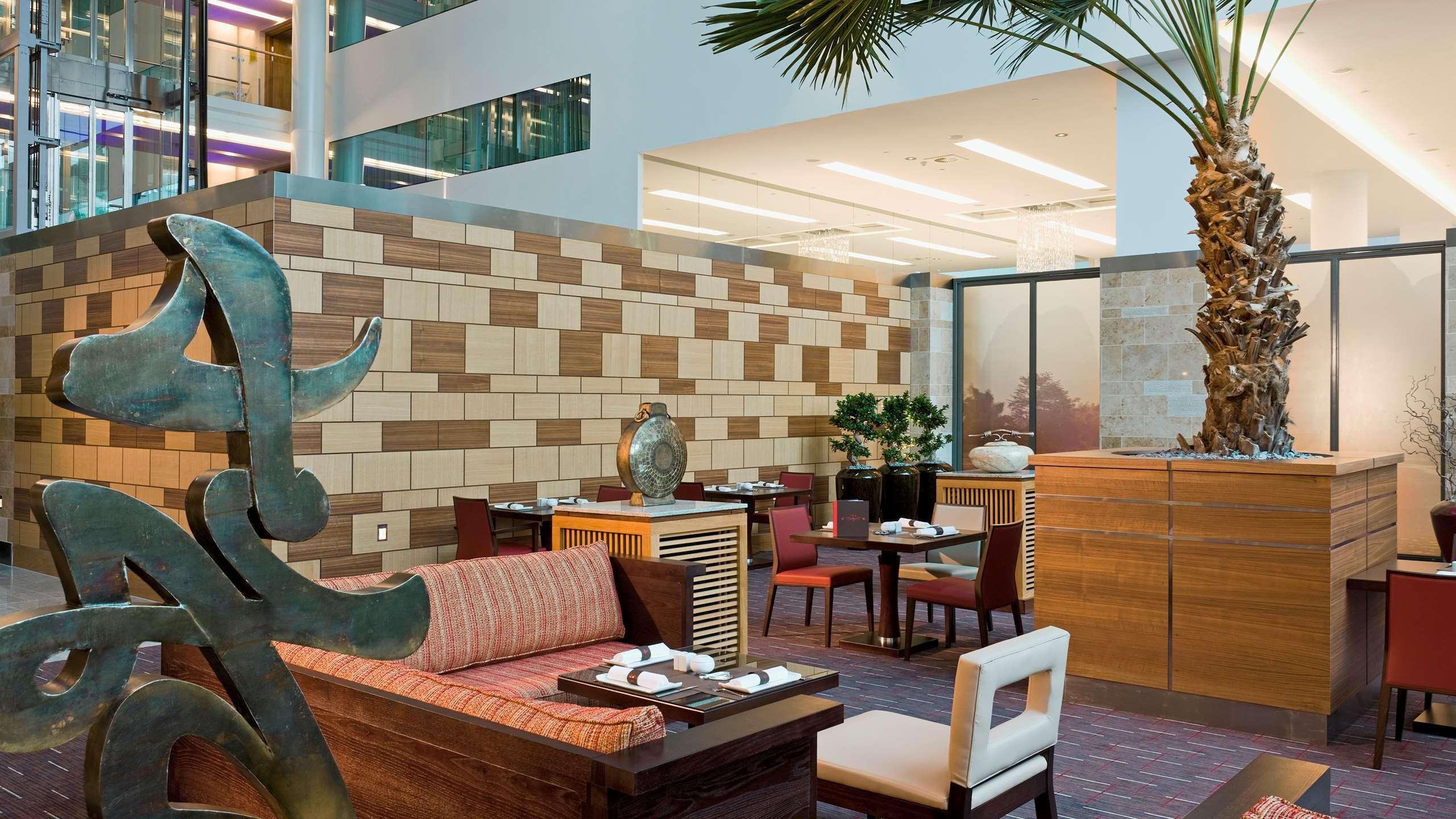 Hotel Sofitel London Heathrow Hillingdon Esterno foto The hotel's lobby