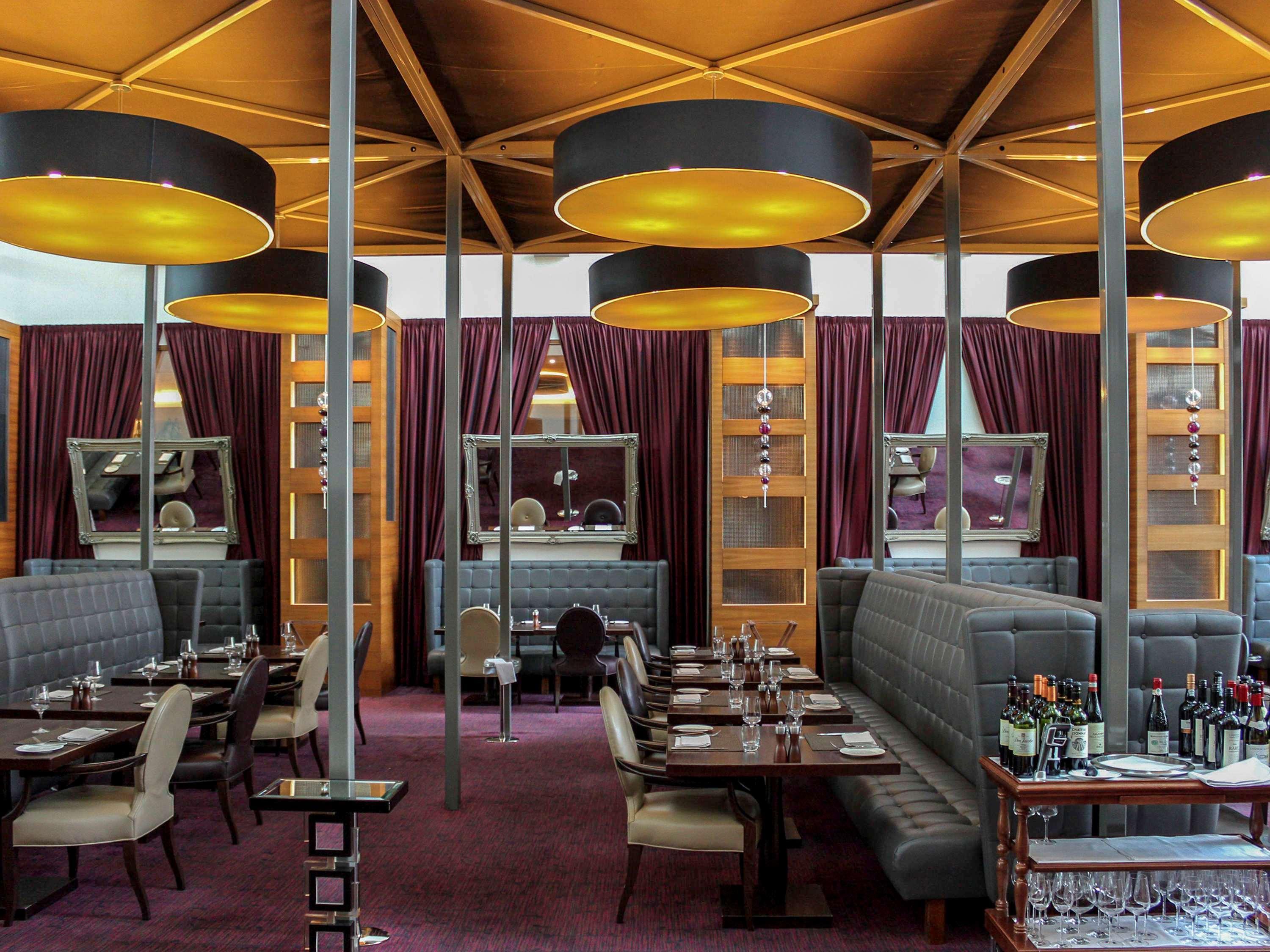 Hotel Sofitel London Heathrow Hillingdon Esterno foto The restaurant's interior