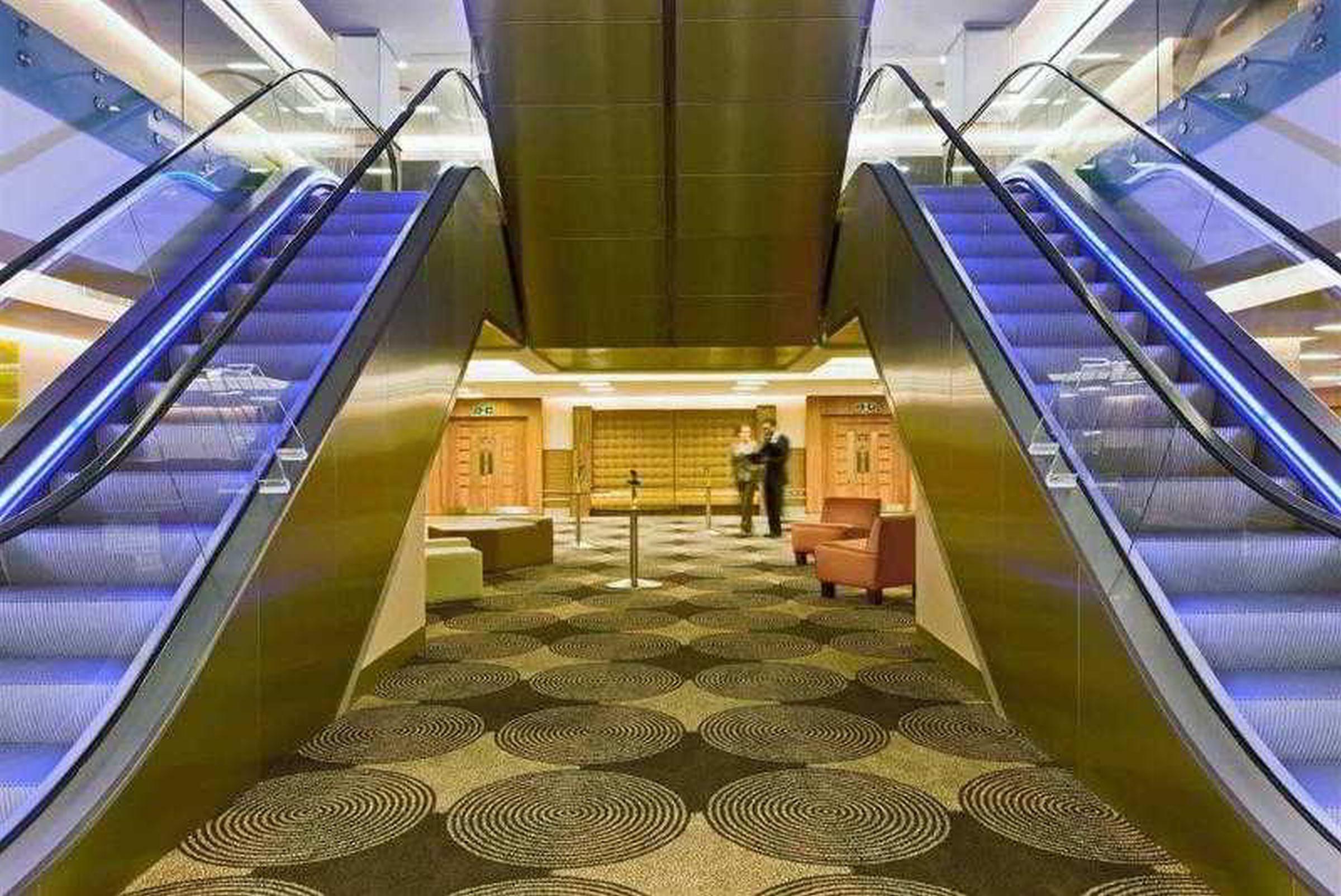 Hotel Sofitel London Heathrow Hillingdon Esterno foto The hotel's lobby