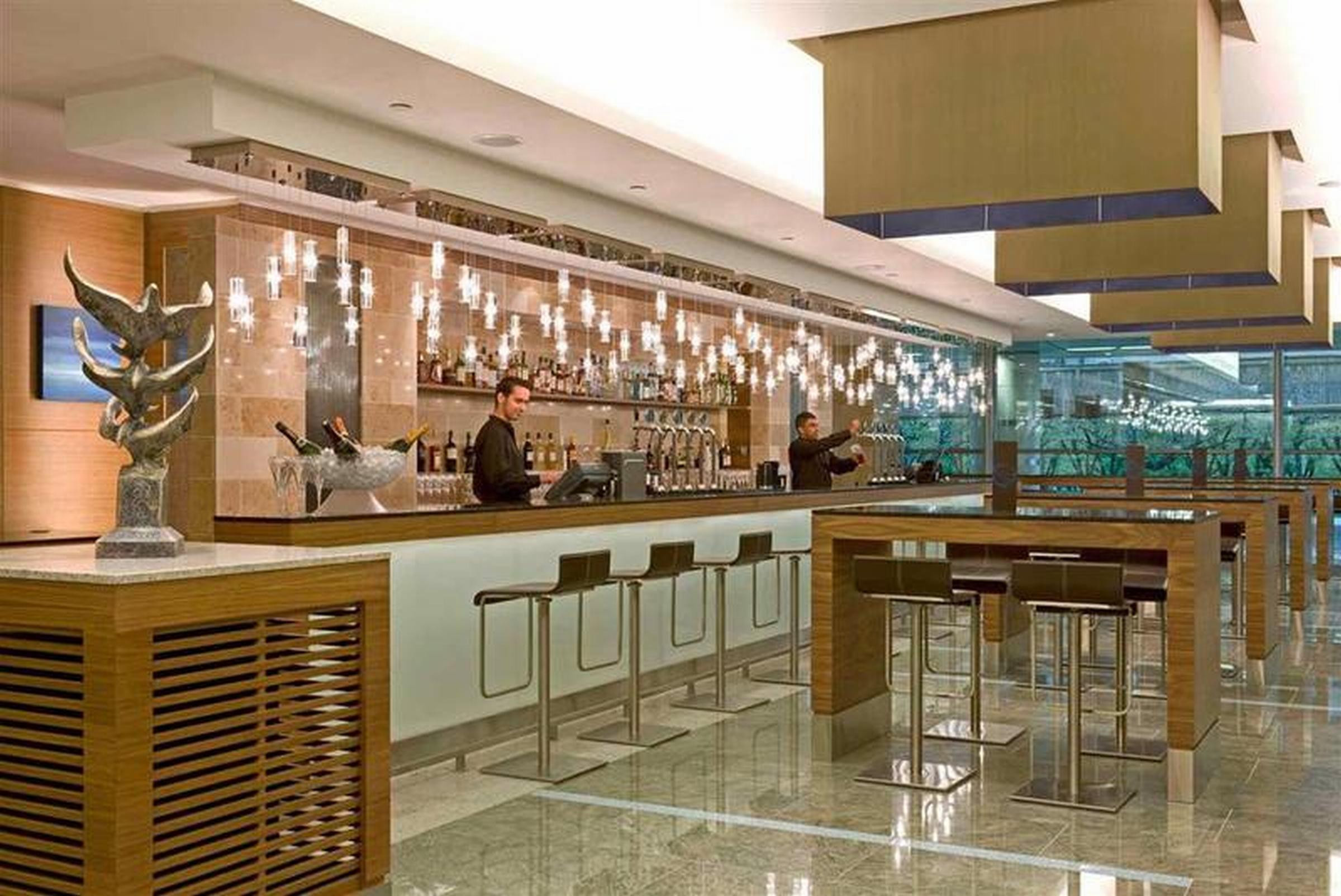 Hotel Sofitel London Heathrow Hillingdon Esterno foto The bar at the airport