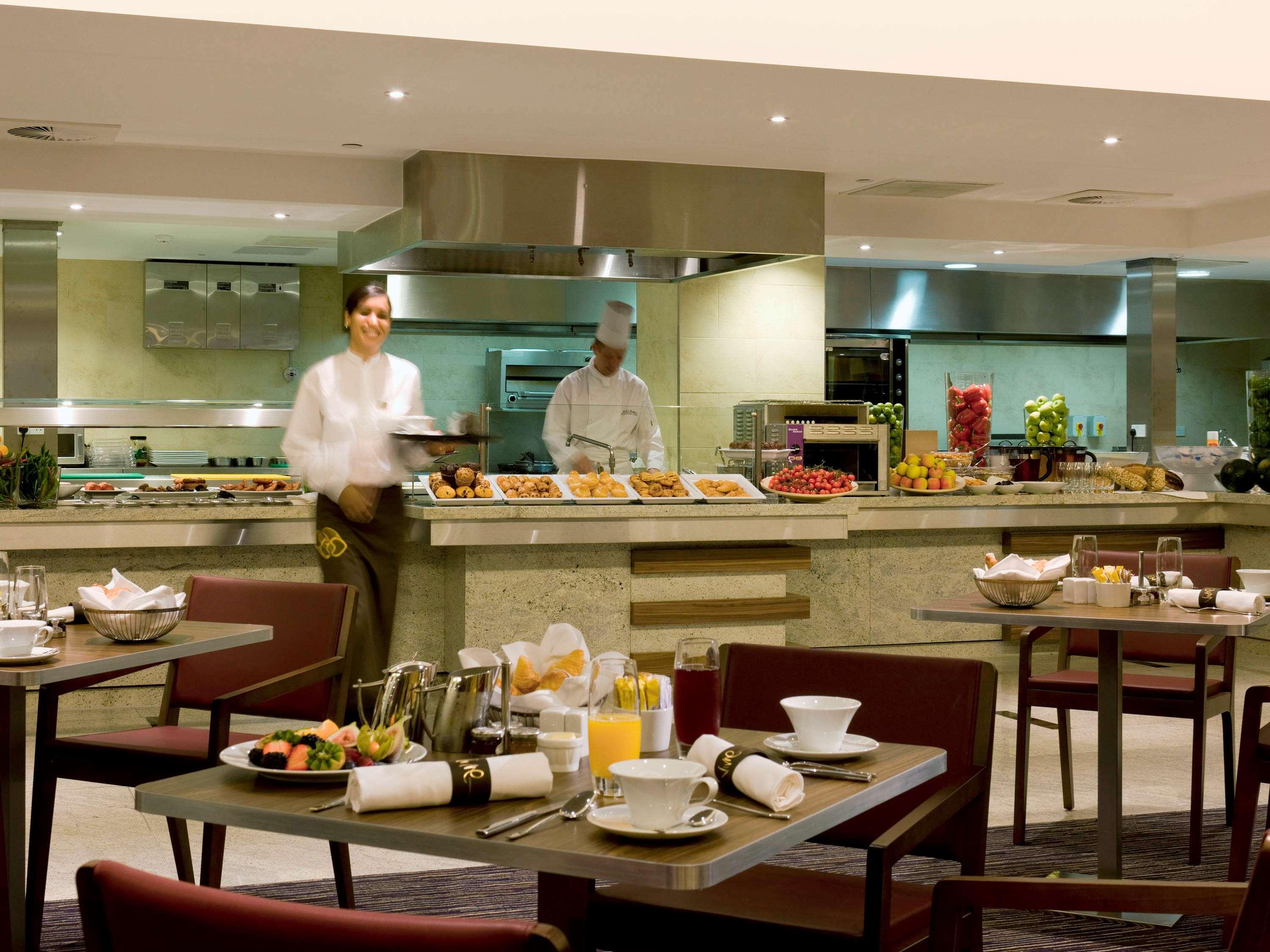 Hotel Sofitel London Heathrow Hillingdon Esterno foto The hotel's breakfast buffet