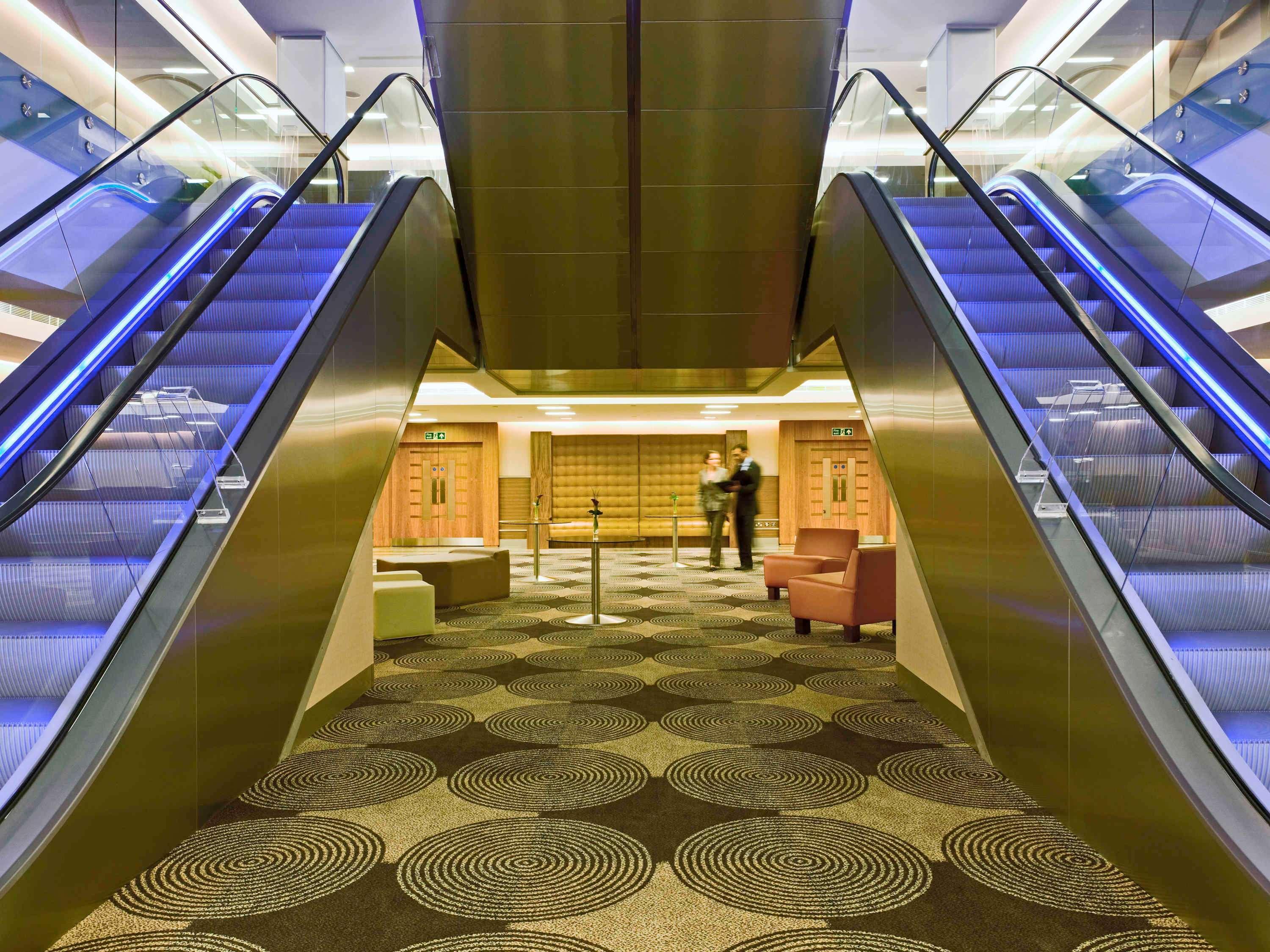 Hotel Sofitel London Heathrow Hillingdon Esterno foto The hotel's lobby
