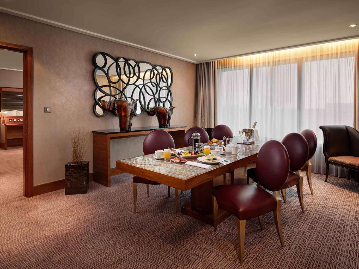 Hotel Sofitel London Heathrow Hillingdon Esterno foto A dining room in a suite at the Mandarin Oriental, Hong Kong