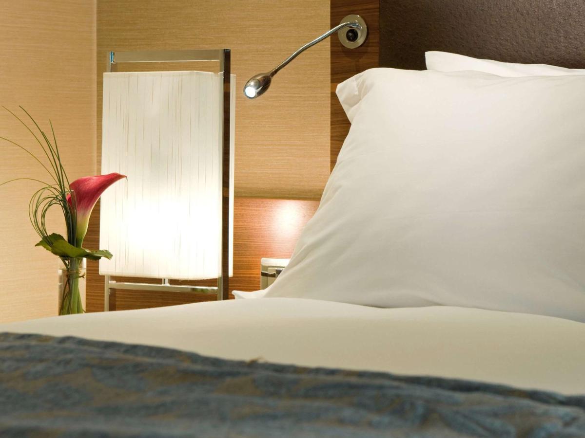 Hotel Sofitel London Heathrow Hillingdon Esterno foto A guest room at the Mandarin Oriental Hong Kong