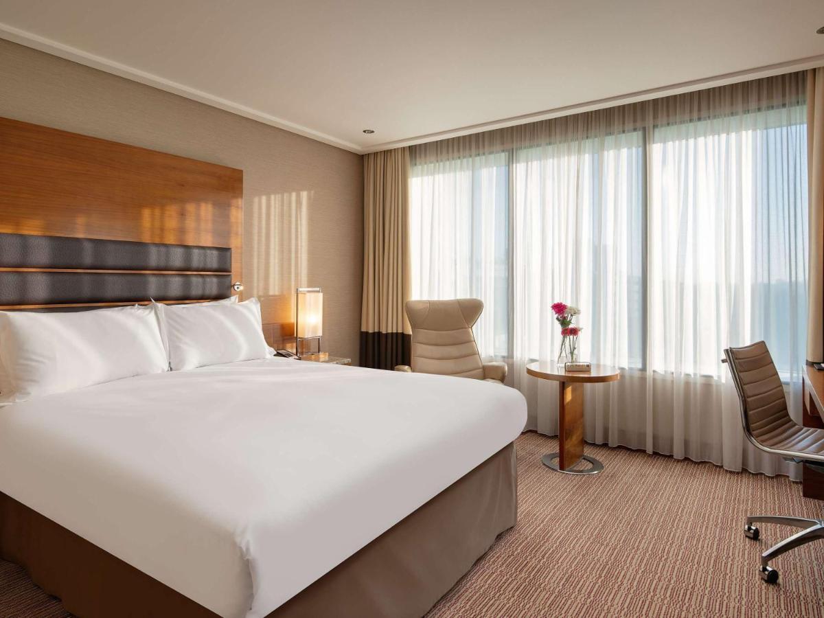 Hotel Sofitel London Heathrow Hillingdon Esterno foto