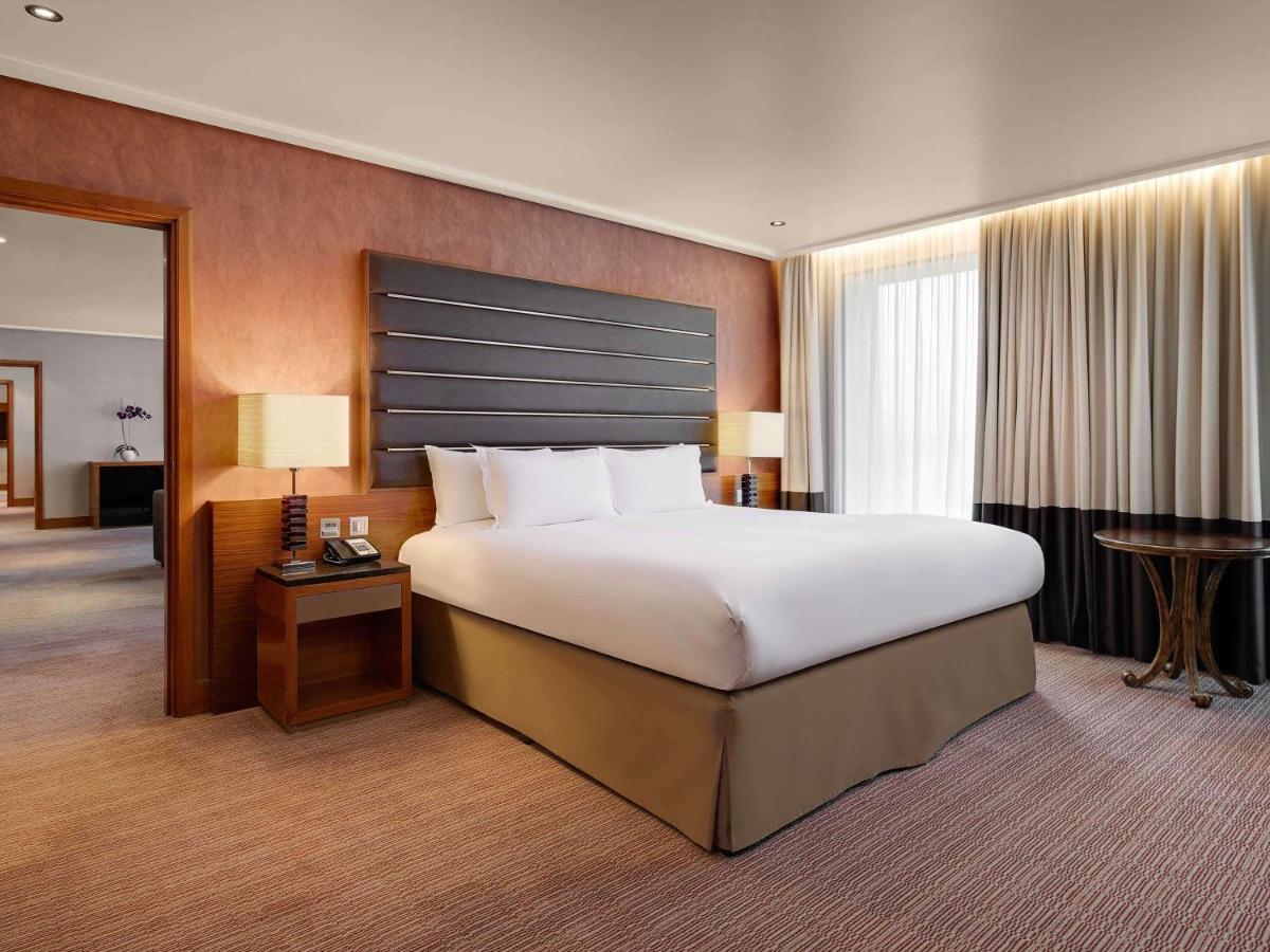 Hotel Sofitel London Heathrow Hillingdon Esterno foto A room at the hotel