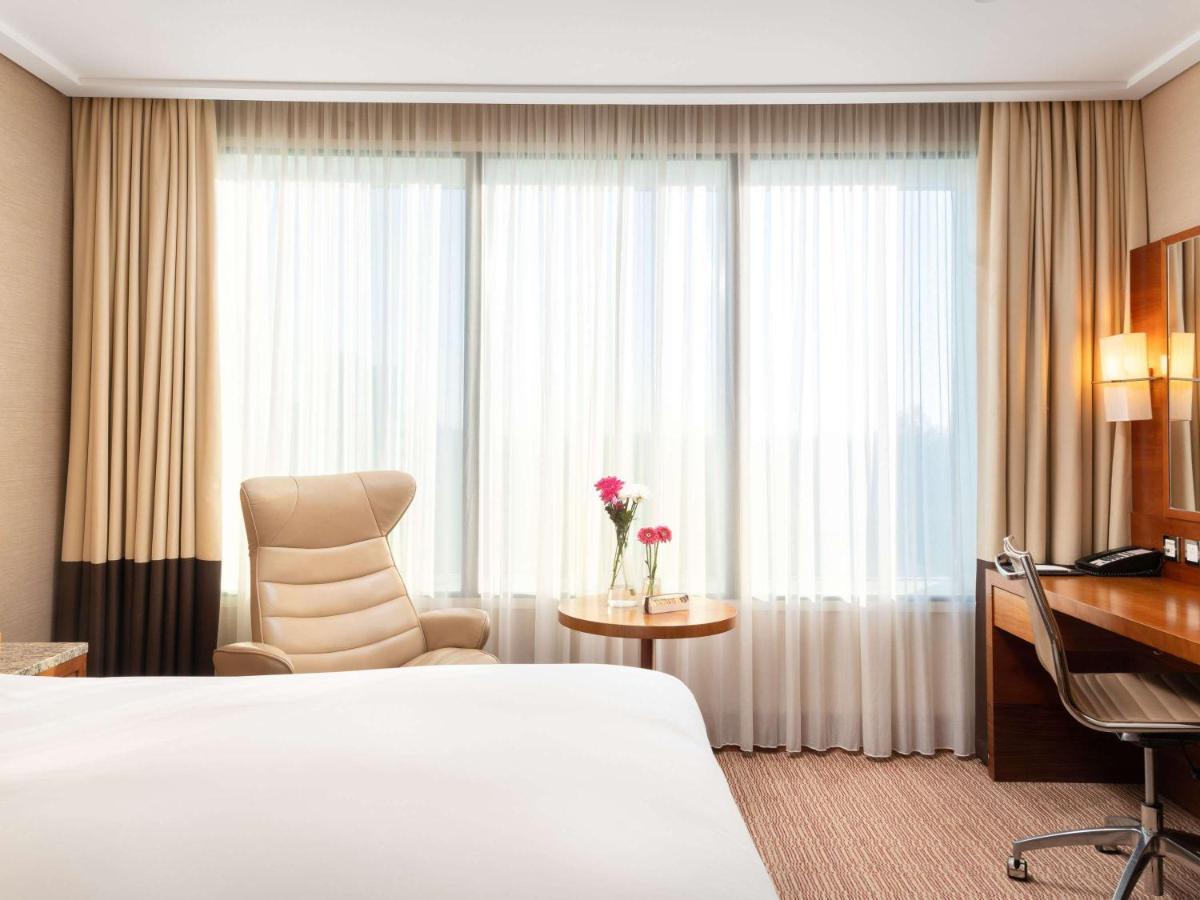 Hotel Sofitel London Heathrow Hillingdon Esterno foto A room at the hotel