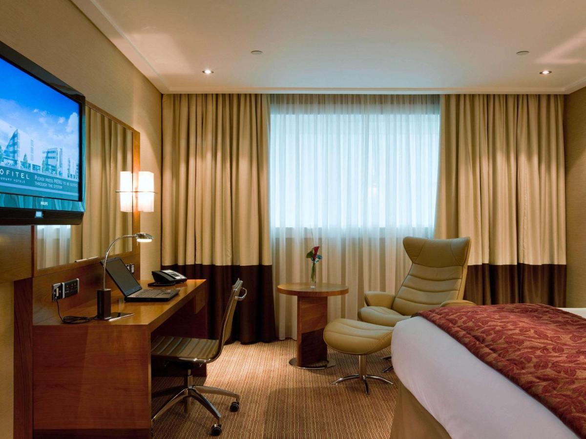 Hotel Sofitel London Heathrow Hillingdon Esterno foto A room at the hotel