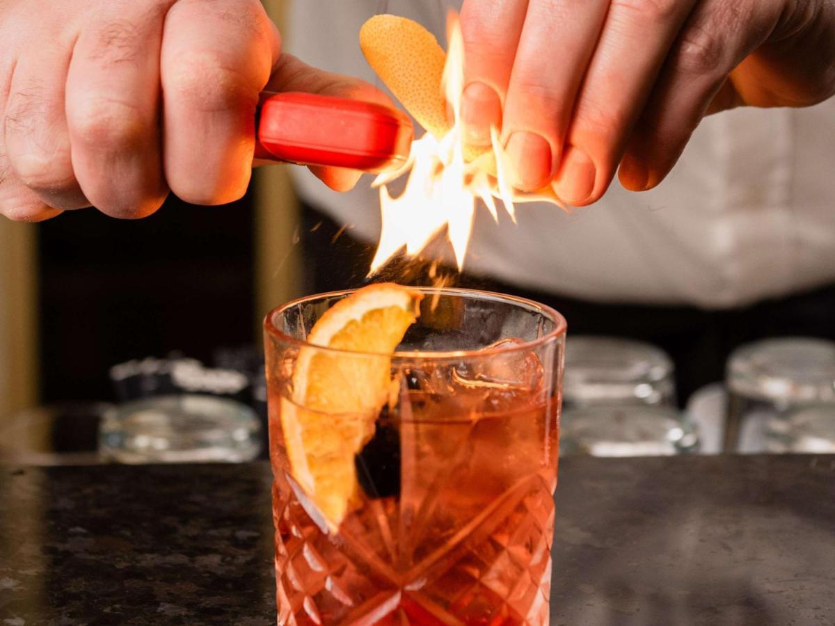 Hotel Sofitel London Heathrow Hillingdon Esterno foto A bartender preparing a Negroni