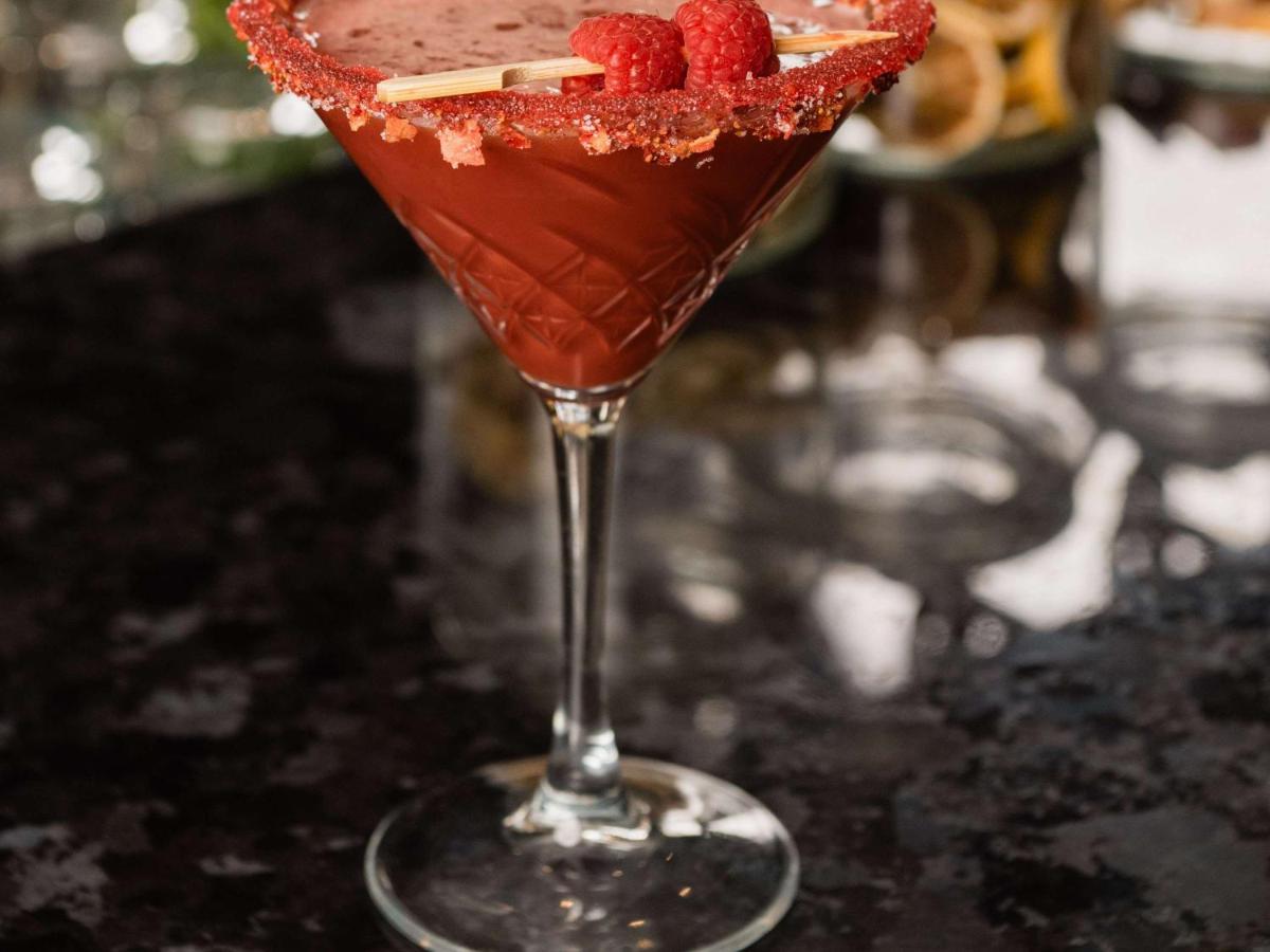 Hotel Sofitel London Heathrow Hillingdon Esterno foto A martini glass with a chocolate rim