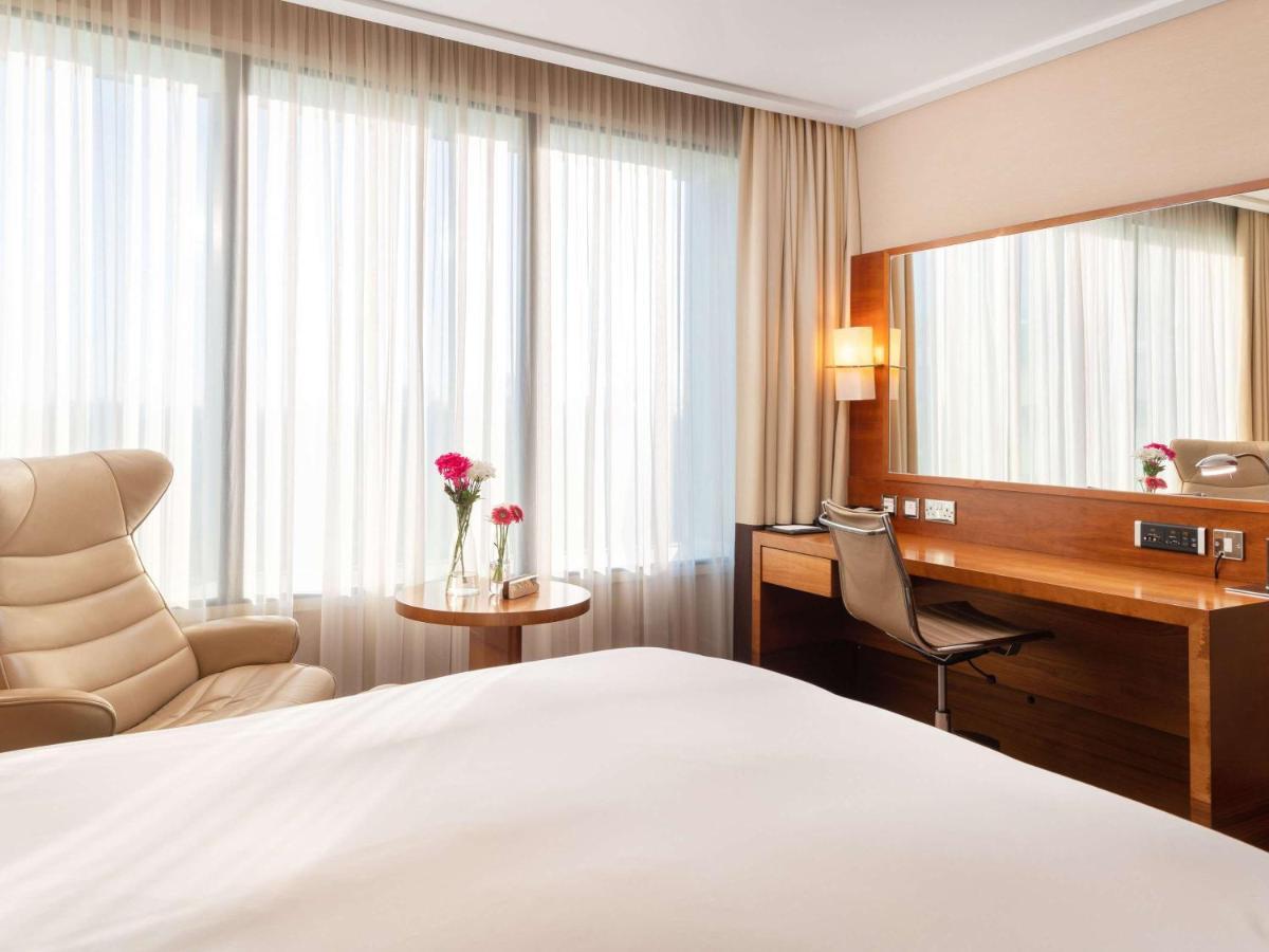 Hotel Sofitel London Heathrow Hillingdon Esterno foto A room at the hotel