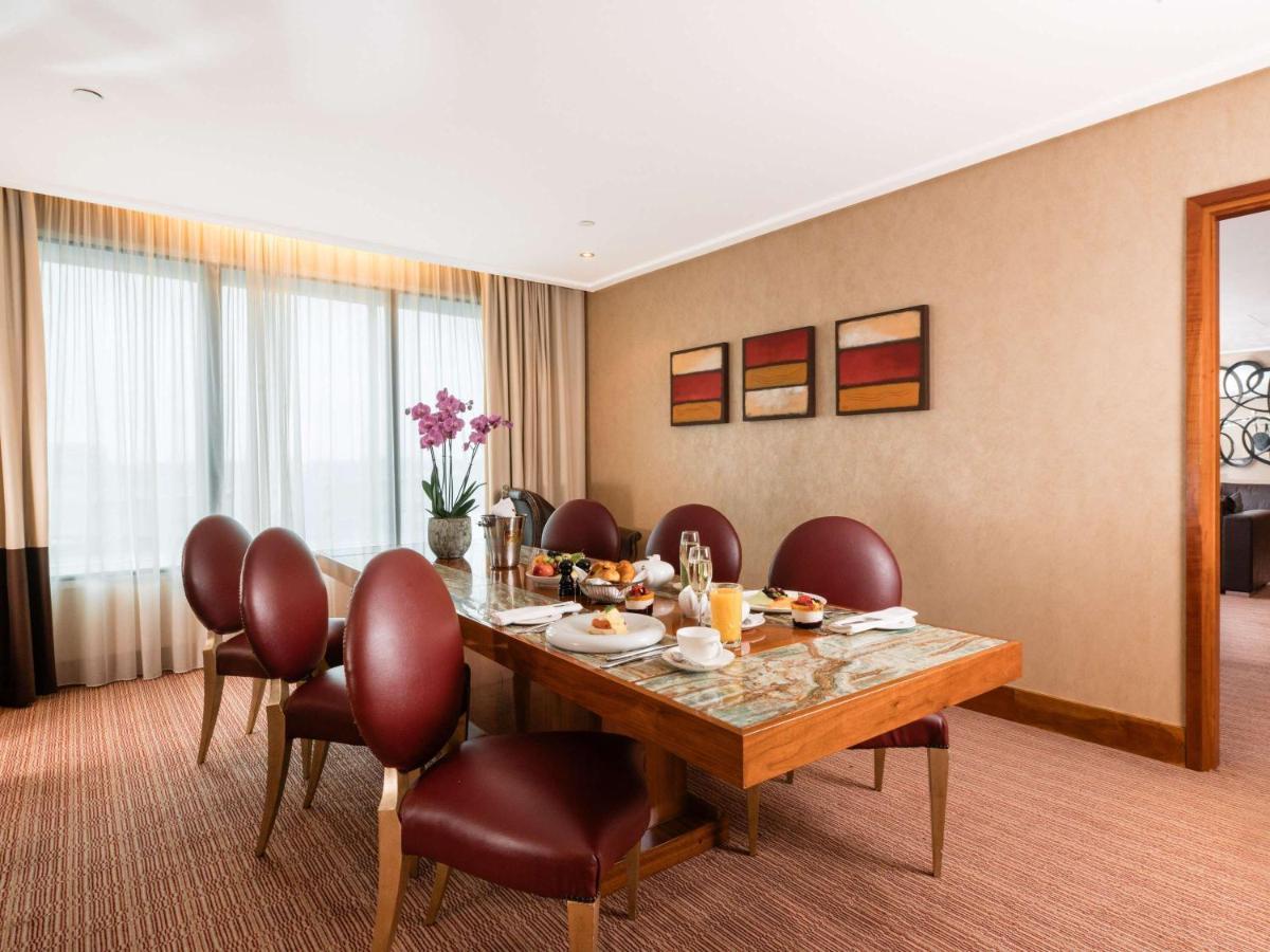 Hotel Sofitel London Heathrow Hillingdon Esterno foto A dining room in a suite at the Mandarin Oriental Hong Kong
