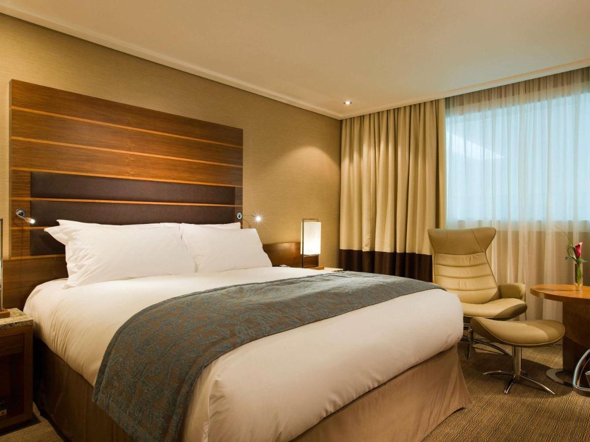 Hotel Sofitel London Heathrow Hillingdon Esterno foto A room at the hotel