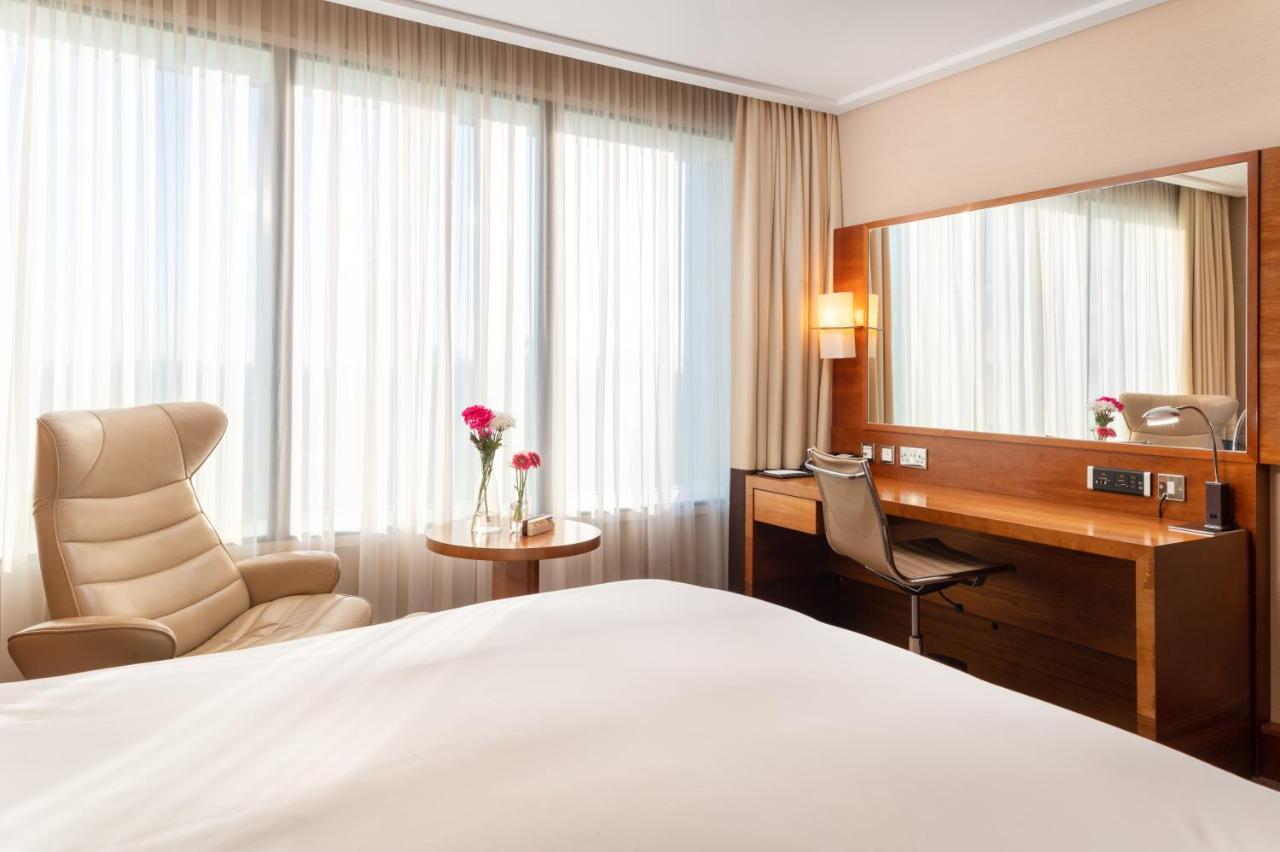 Hotel Sofitel London Heathrow Hillingdon Esterno foto A room at the hotel