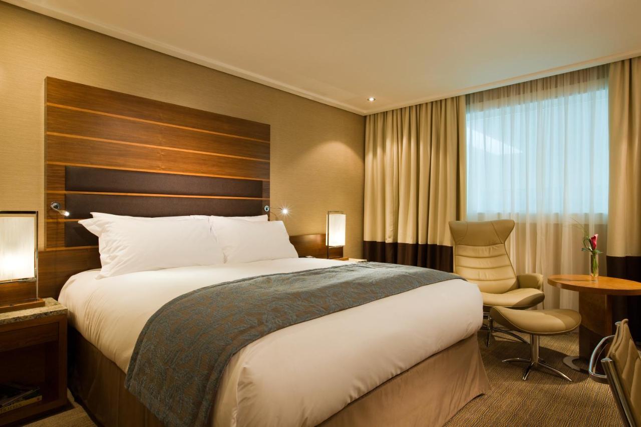 Hotel Sofitel London Heathrow Hillingdon Esterno foto A room at the hotel