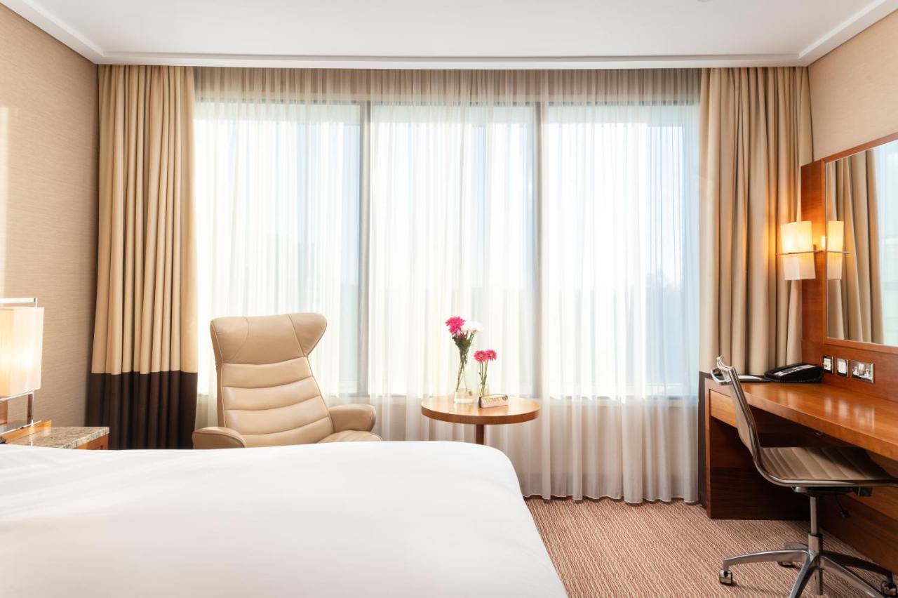 Hotel Sofitel London Heathrow Hillingdon Esterno foto A room at the hotel