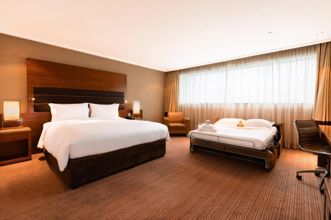 Hotel Sofitel London Heathrow Hillingdon Esterno foto A room at the hotel