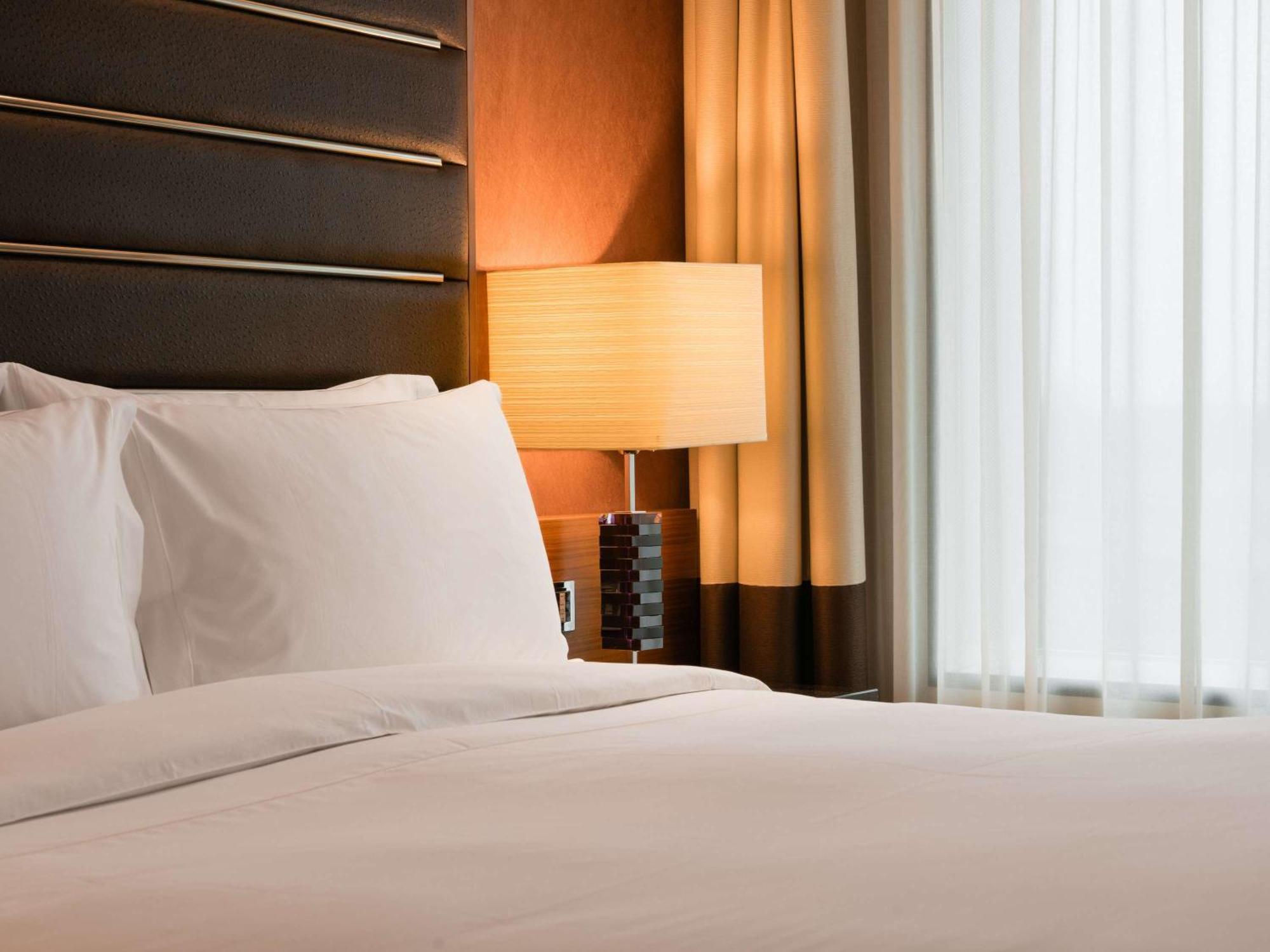 Hotel Sofitel London Heathrow Hillingdon Esterno foto A guest room at the hotel