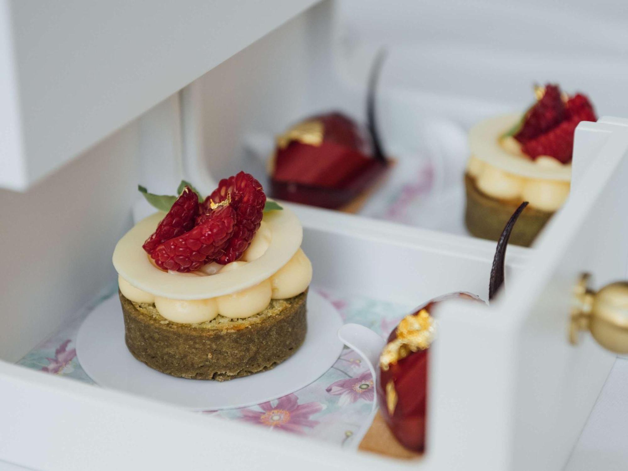 Hotel Sofitel London Heathrow Hillingdon Esterno foto A gluten-free cheesecake