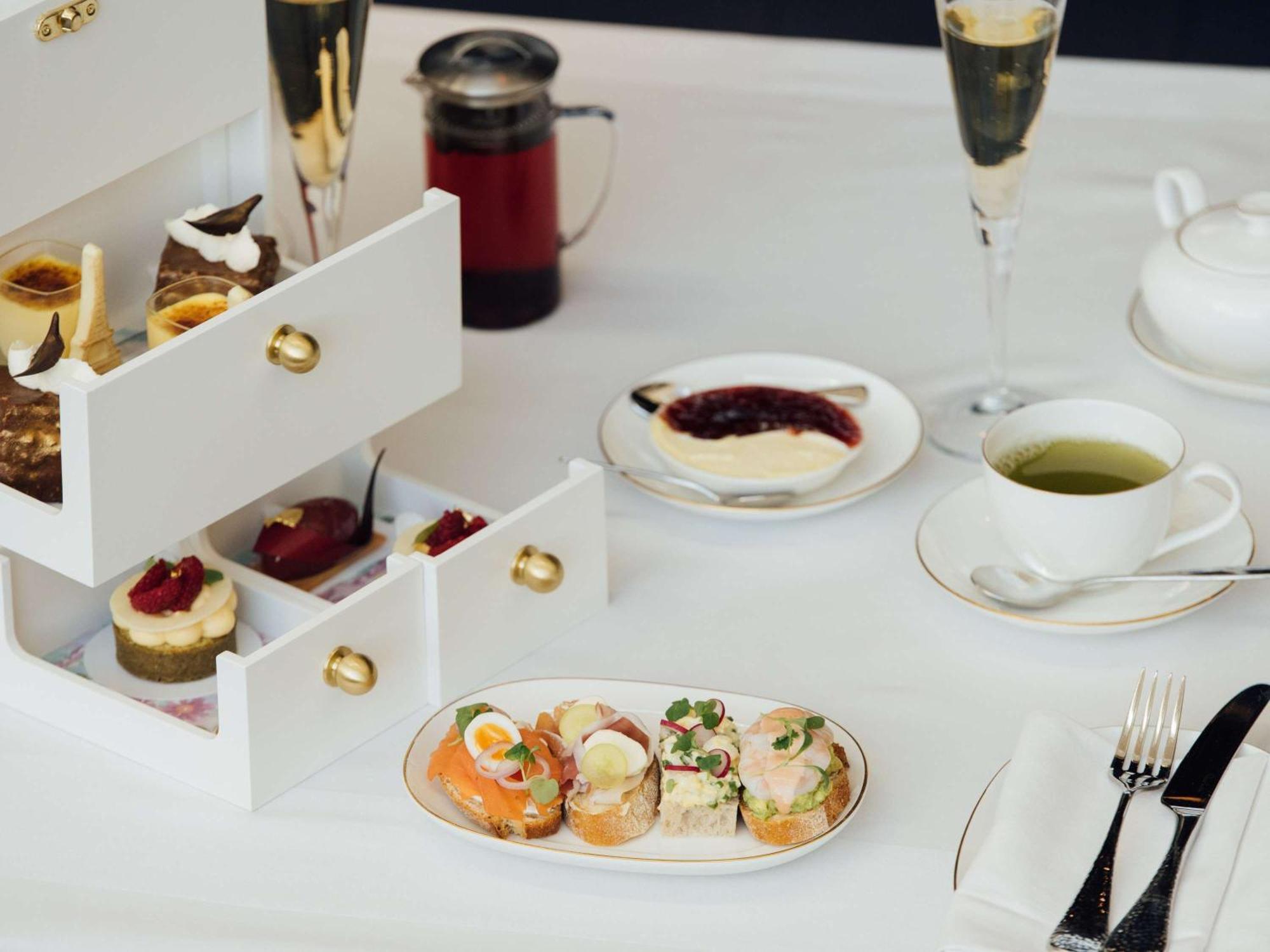 Hotel Sofitel London Heathrow Hillingdon Esterno foto Afternoon tea at the Ritz