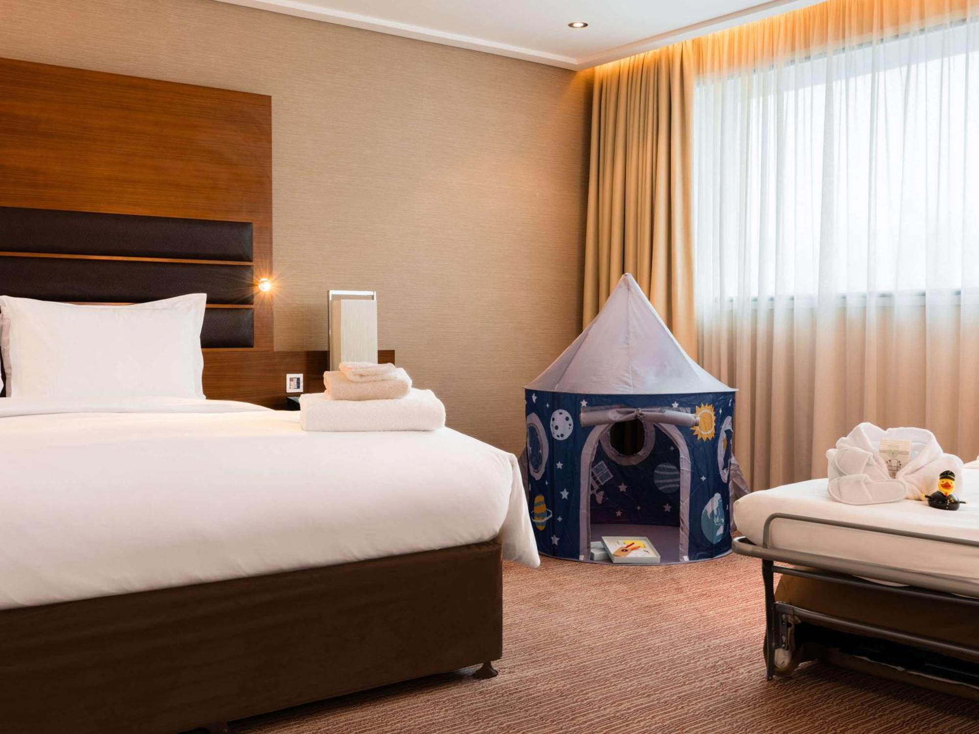 Hotel Sofitel London Heathrow Hillingdon Esterno foto A room at the hotel