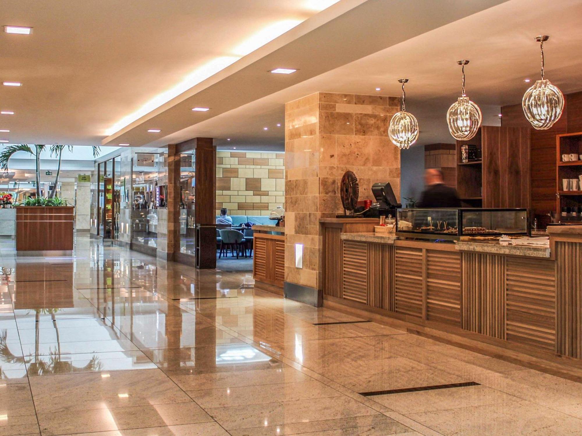 Hotel Sofitel London Heathrow Hillingdon Esterno foto The hotel's reception area