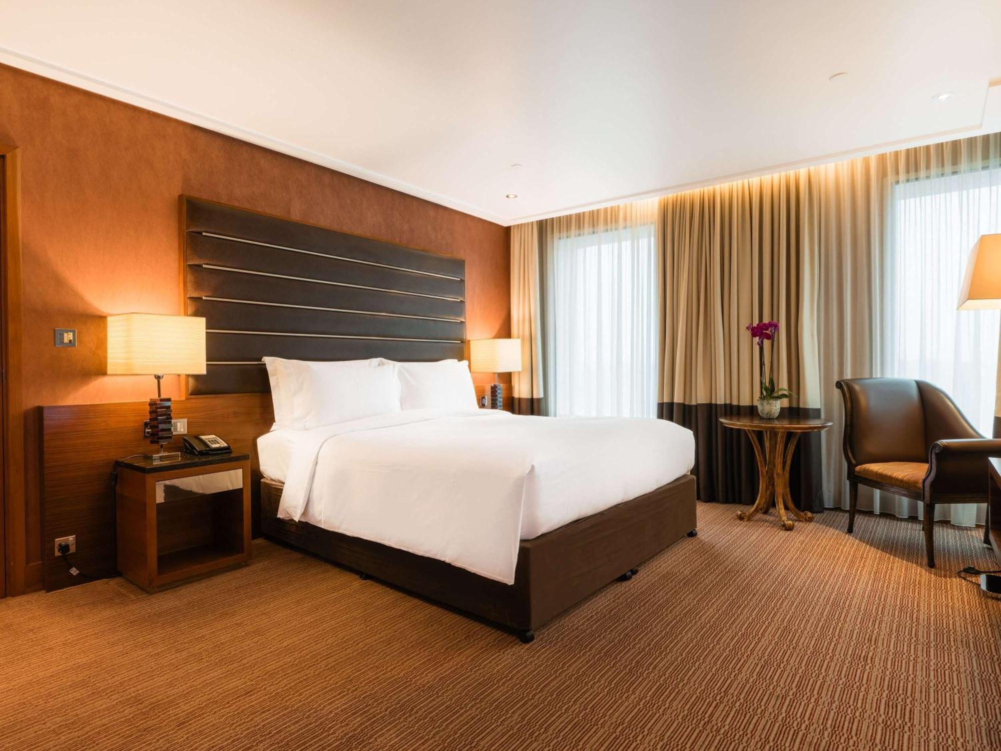 Hotel Sofitel London Heathrow Hillingdon Esterno foto A room at the hotel