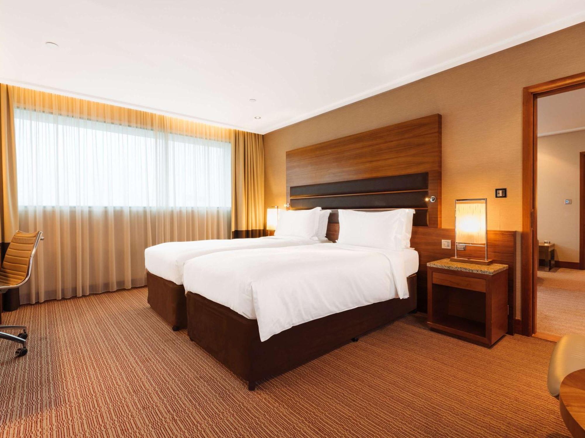 Hotel Sofitel London Heathrow Hillingdon Esterno foto A room at the hotel