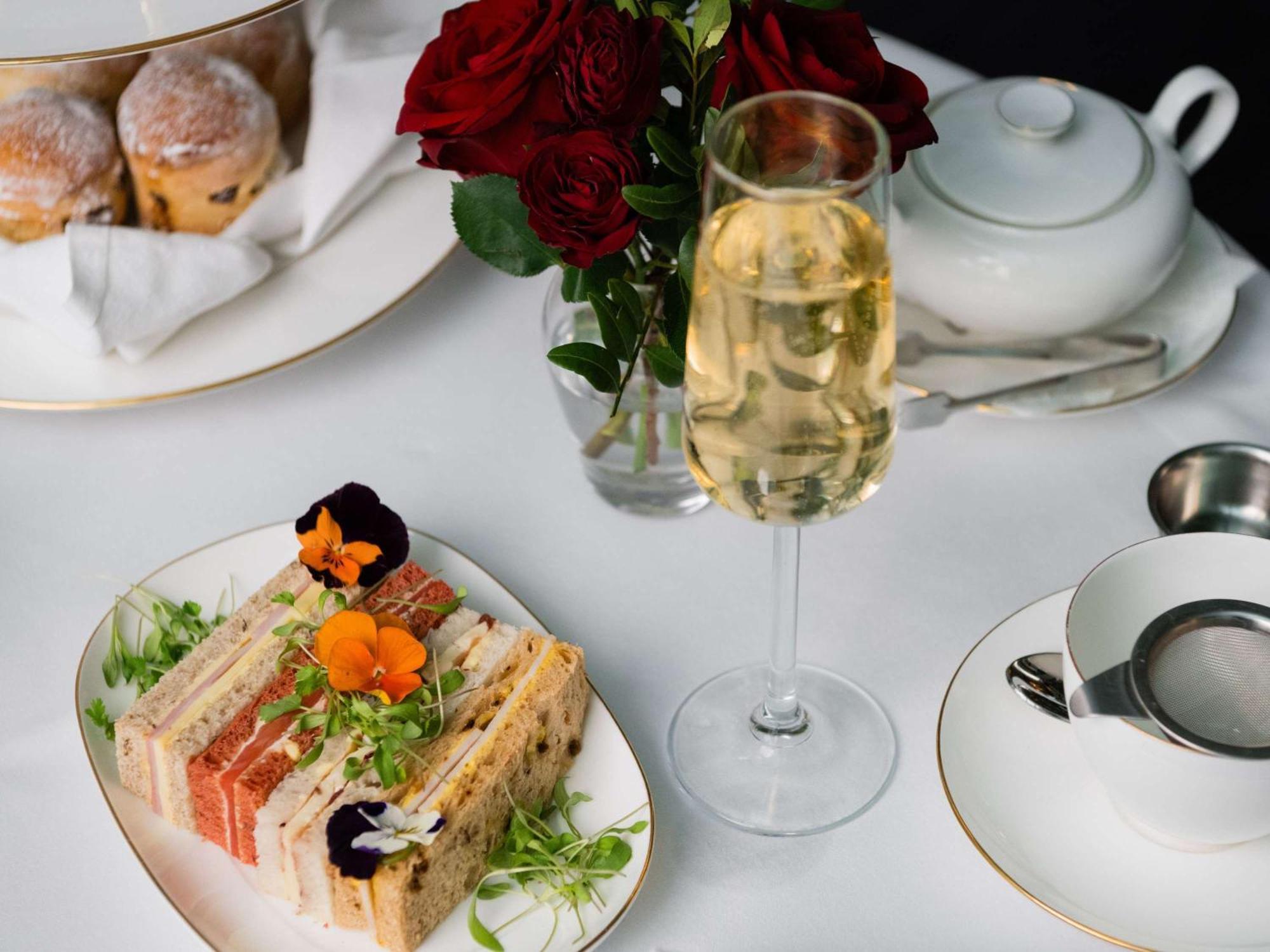 Hotel Sofitel London Heathrow Hillingdon Esterno foto Afternoon tea at the Ritz