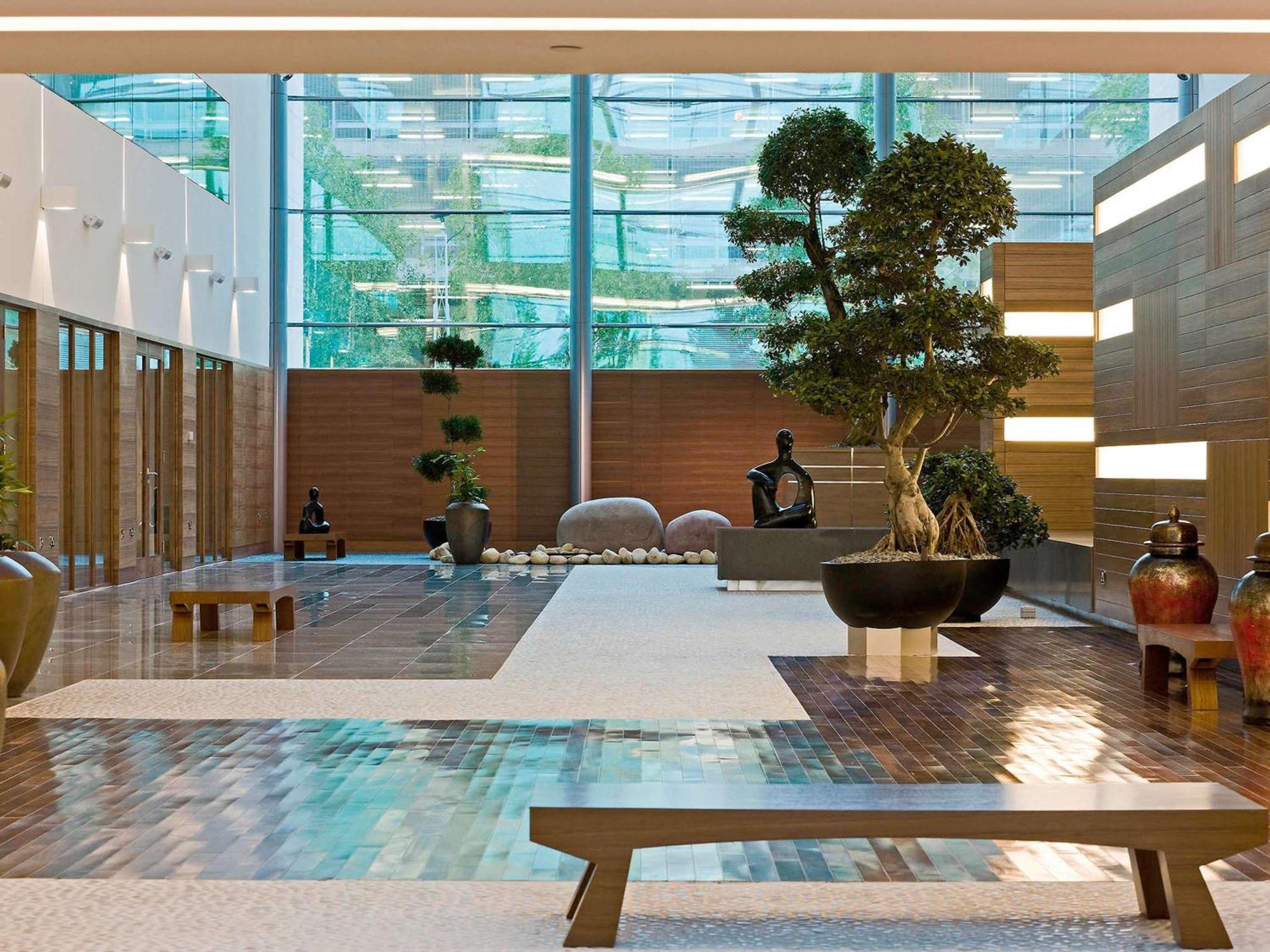 Hotel Sofitel London Heathrow Hillingdon Esterno foto The interior of the hotel