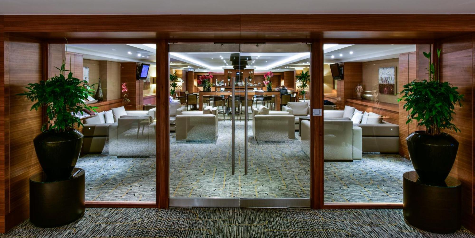 Hotel Sofitel London Heathrow Hillingdon Esterno foto The hotel's lobby