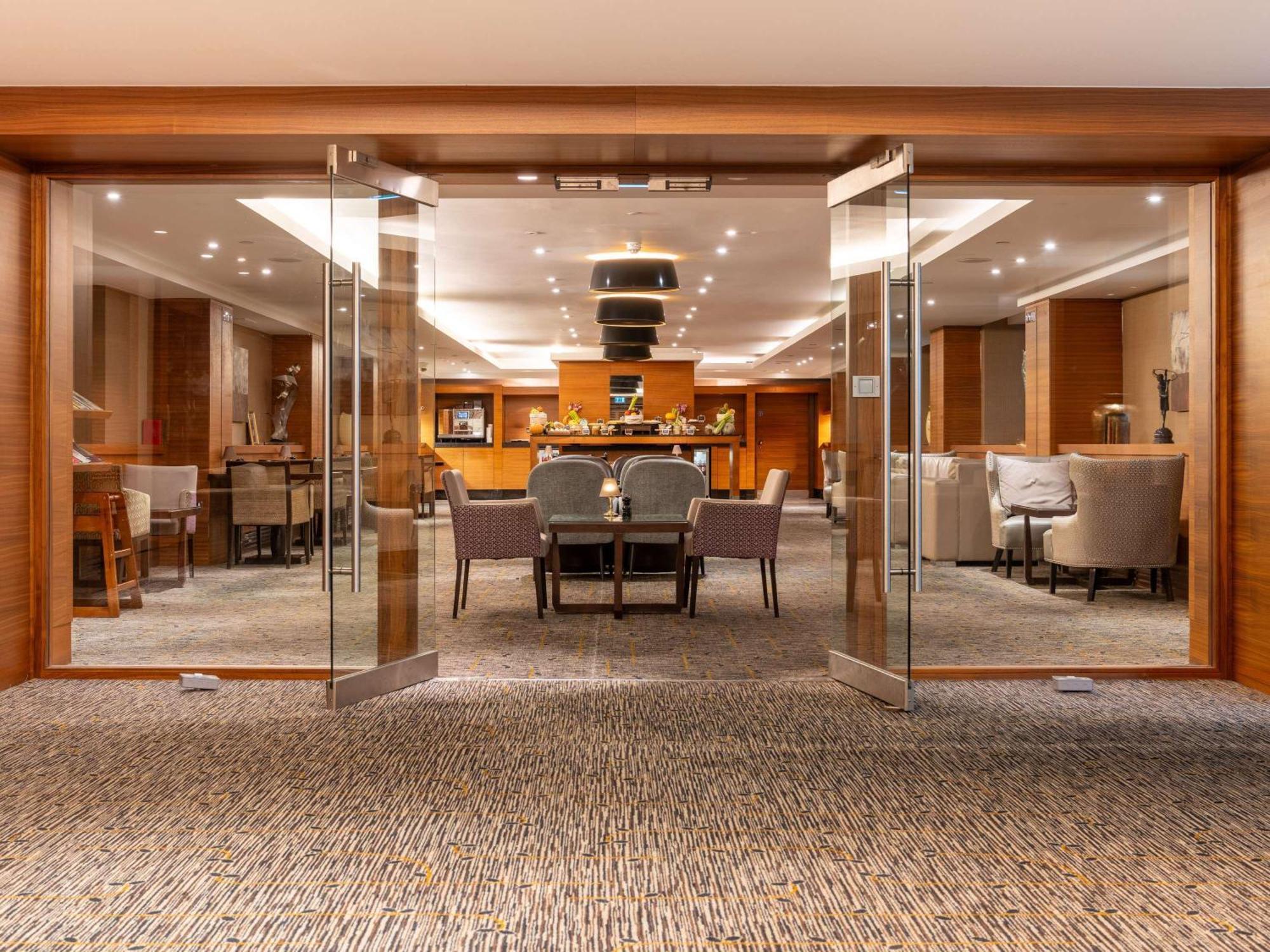Hotel Sofitel London Heathrow Hillingdon Esterno foto The Club Lounge at Hong Kong International Airport