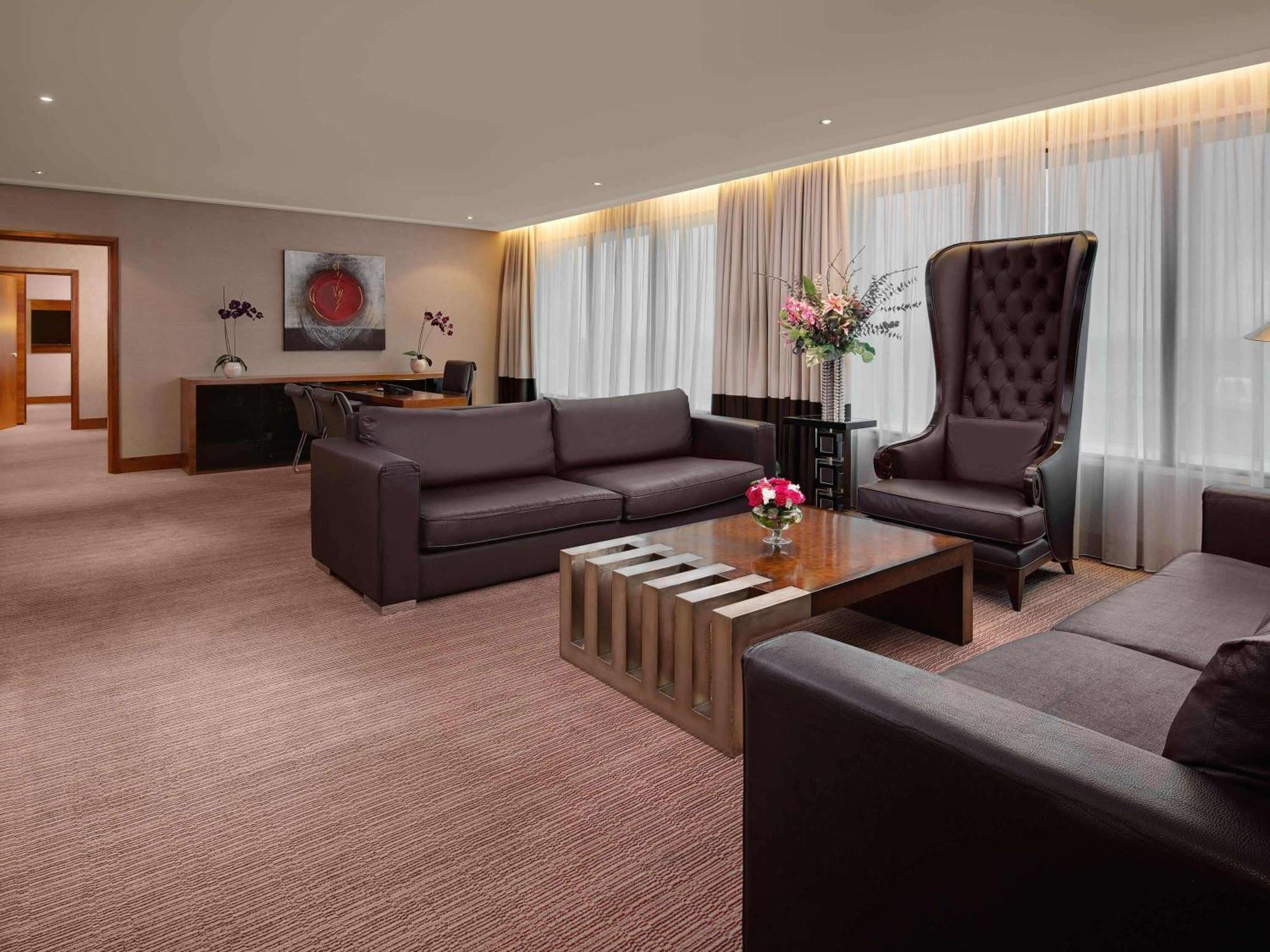 Hotel Sofitel London Heathrow Hillingdon Esterno foto A suite at the hotel