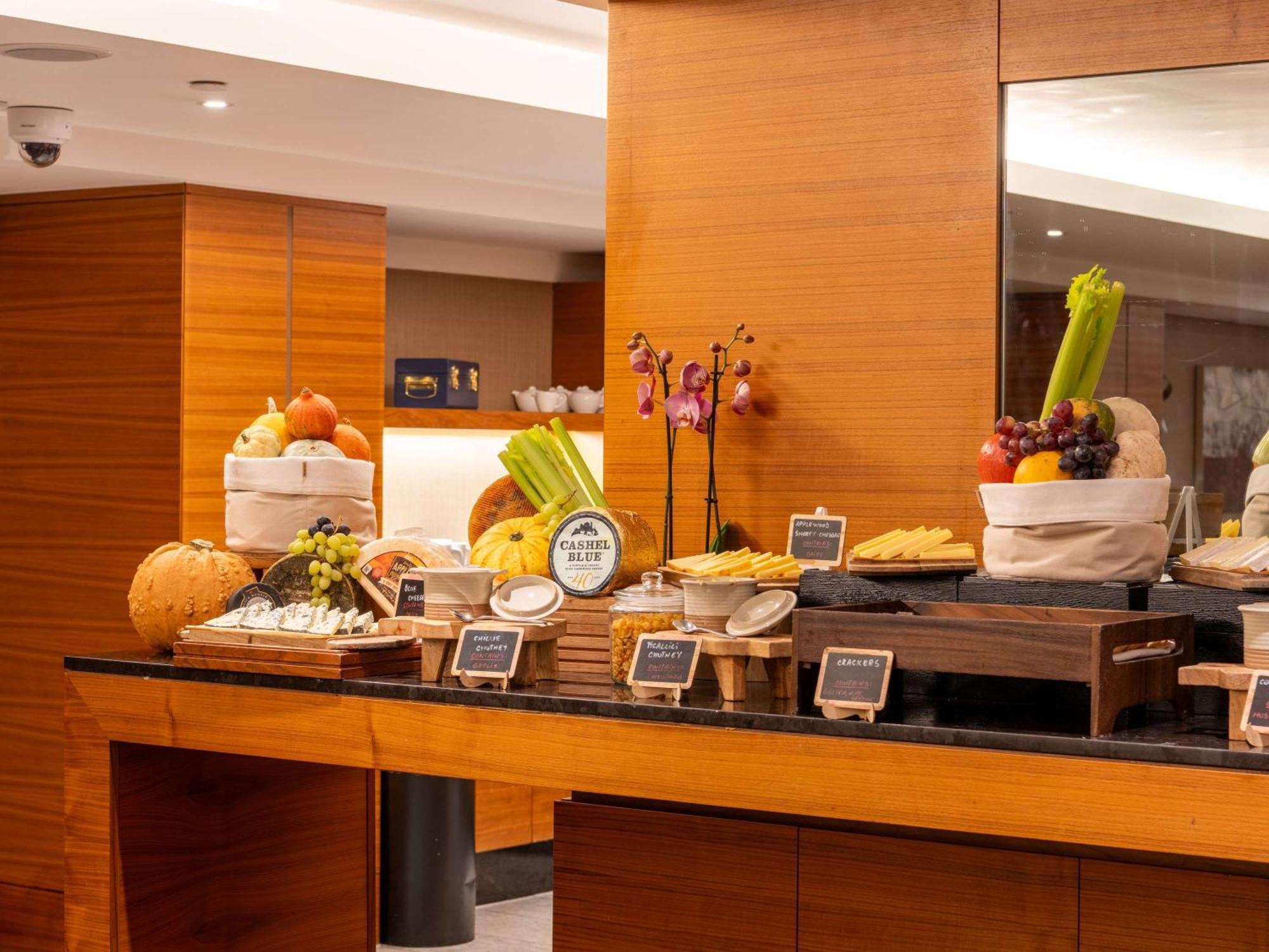 Hotel Sofitel London Heathrow Hillingdon Esterno foto A buffet at a hotel