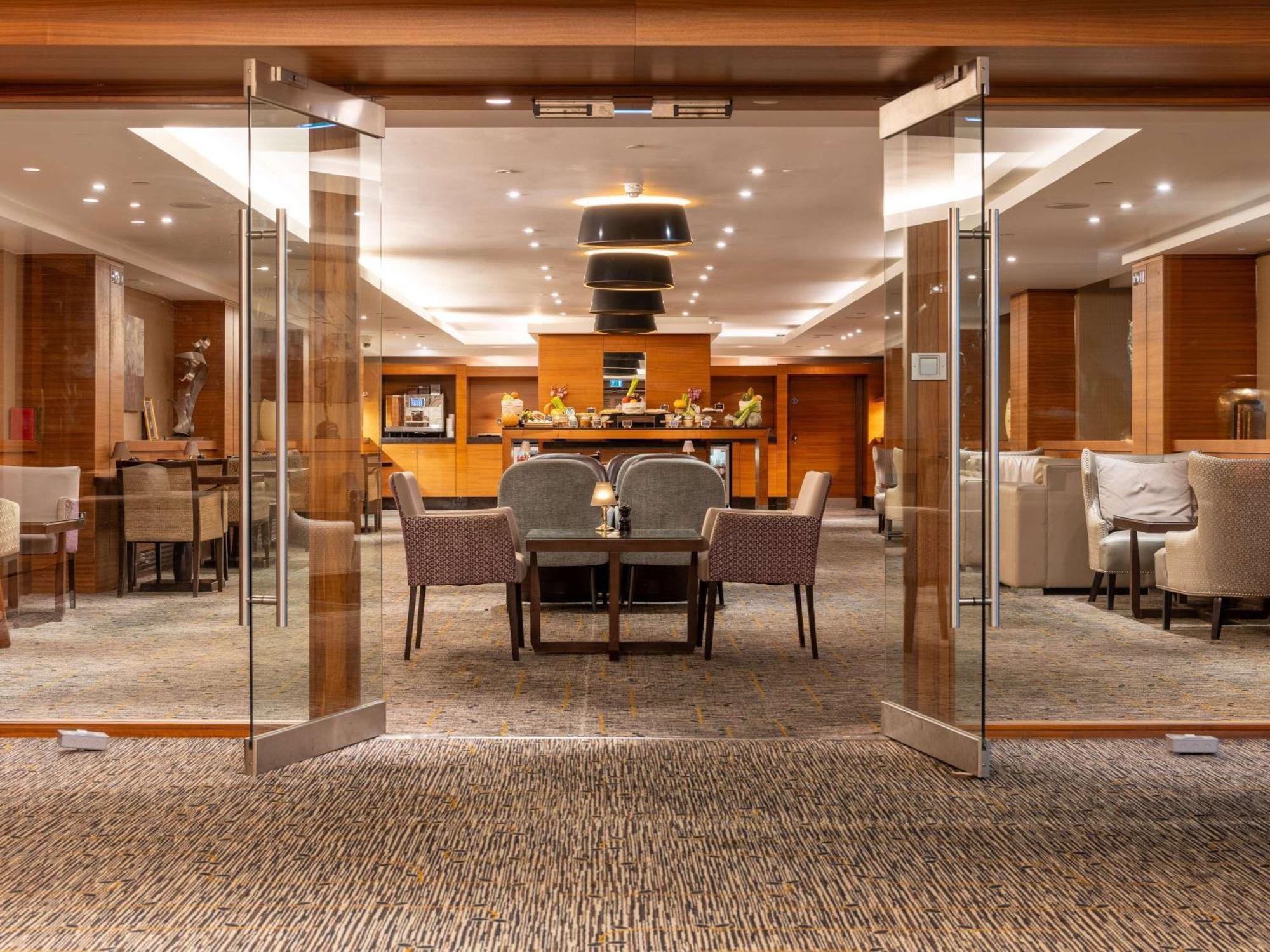 Hotel Sofitel London Heathrow Hillingdon Esterno foto The Club Lounge at Hong Kong International Airport