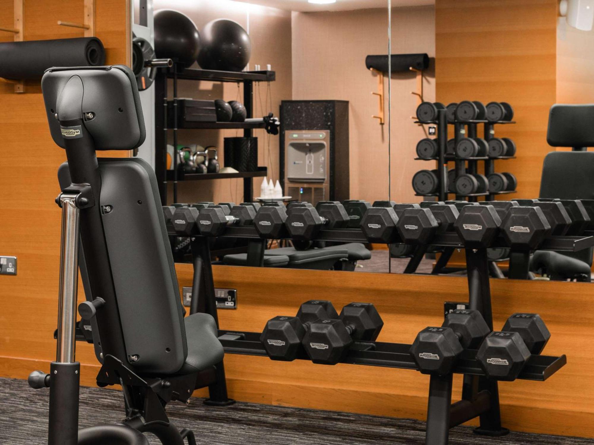 Hotel Sofitel London Heathrow Hillingdon Esterno foto A typical dumbbell rack