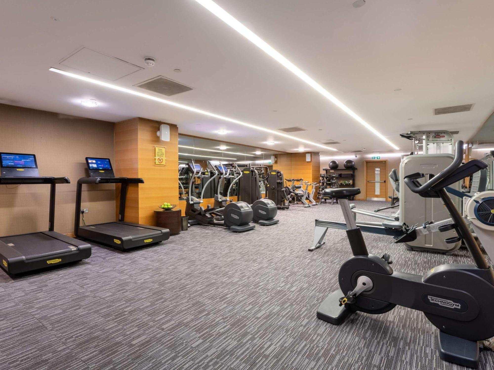 Hotel Sofitel London Heathrow Hillingdon Esterno foto The gym at the hotel